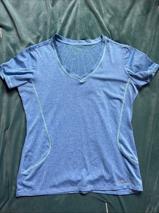 Brooks Tops - BROOKS Women’s V-Neck Running Tee